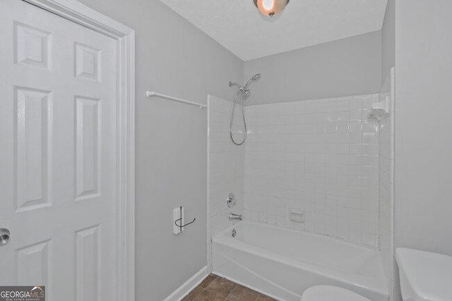 Building Photo - 213 Robin Ln