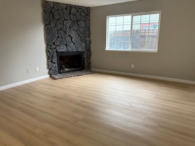 Building Photo - 903 Delane Dr