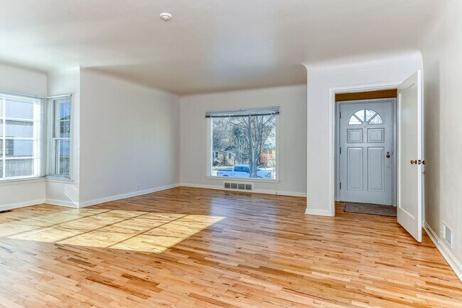 Building Photo - Coveted Northend Location! Spacious 5 bedr...
