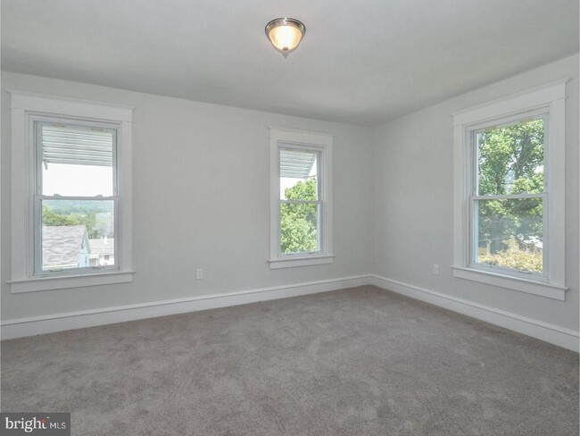 Building Photo - 3804 Louanna Ave