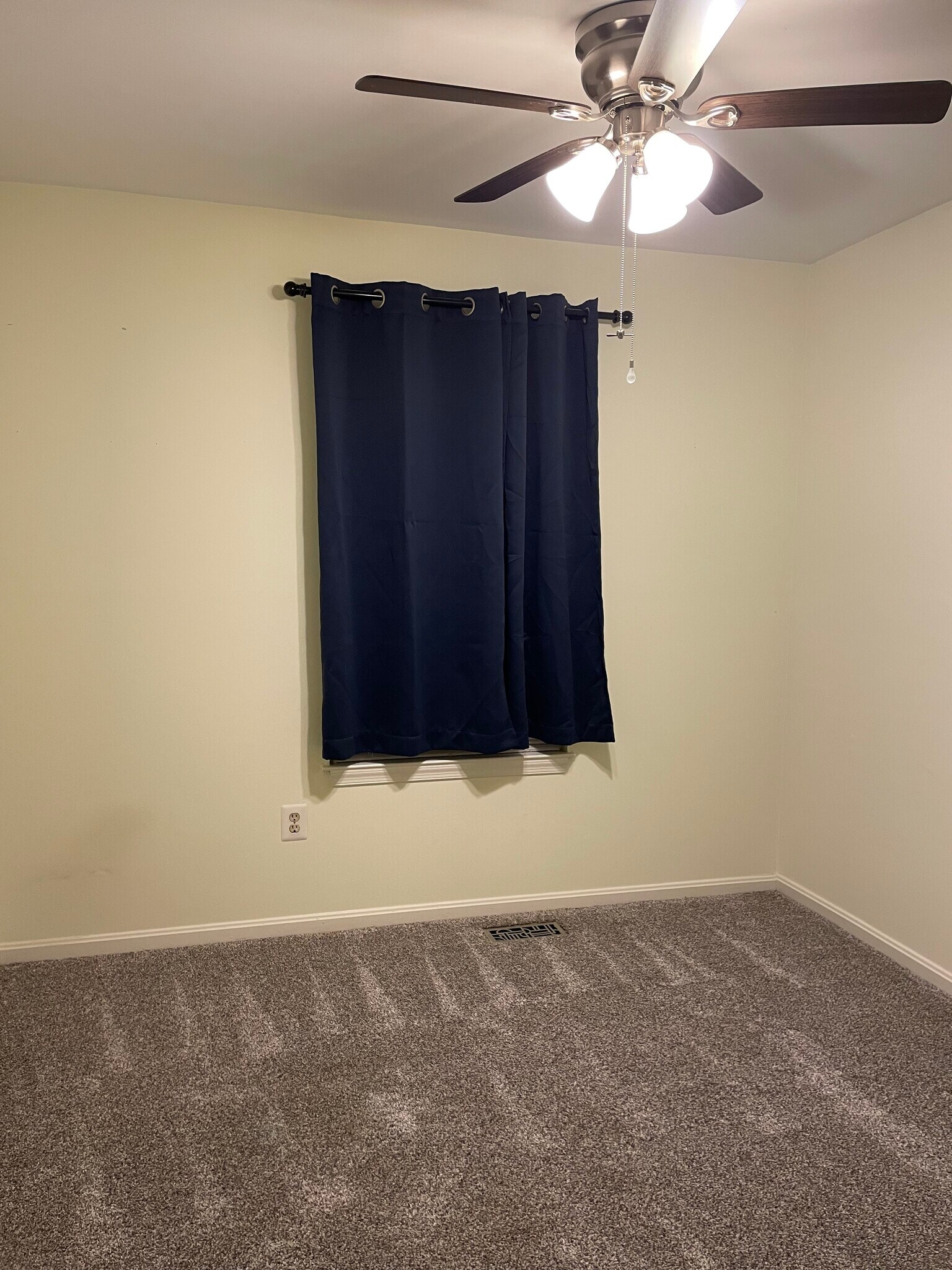 Building Photo - 8 Deer Run Ct