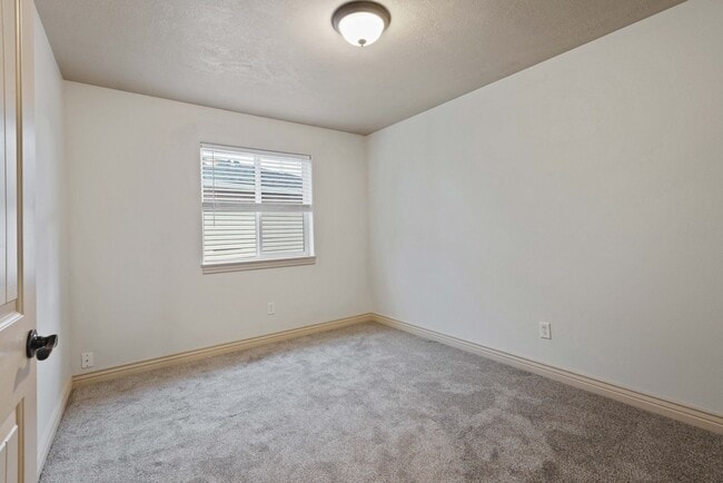 Building Photo - DARLING - 2 Bed 1.5 Bath Townhome in the M...