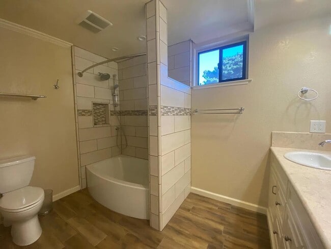 Building Photo - 585 Hawthorne St