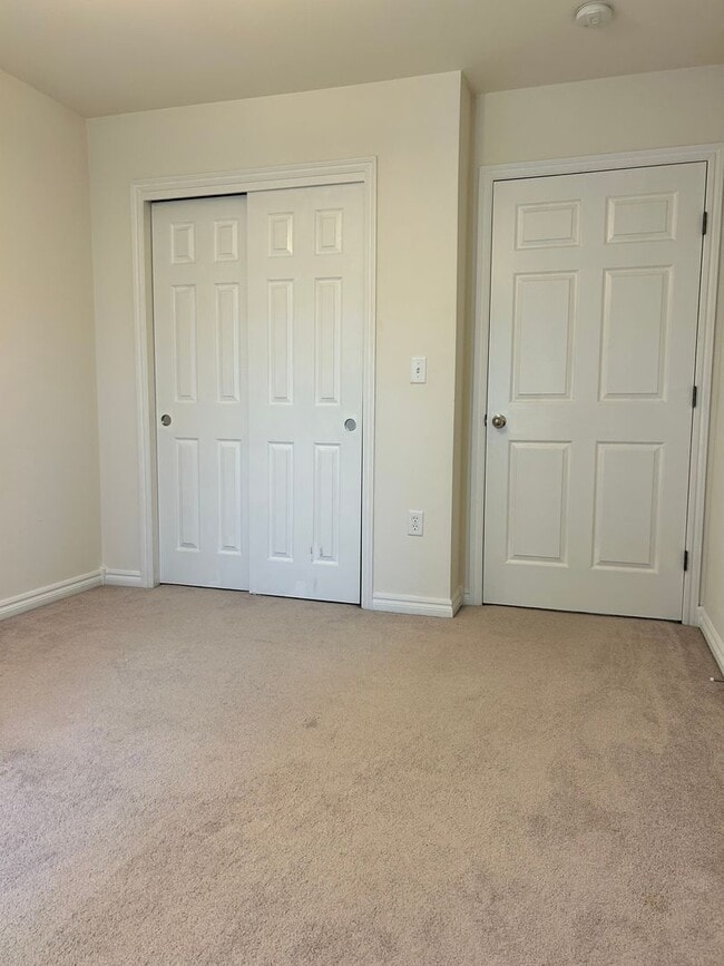 Building Photo - Spacious Townhome, Close to Fort Riley!