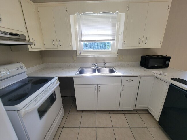Building Photo - 225 Pecan Dr