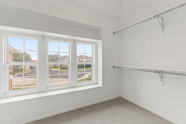 Building Photo - Spacious 4 BR/2.5 bath home in Iron Horse ...