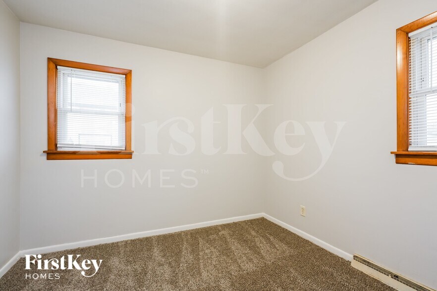 Building Photo - 18523 Oak Ave