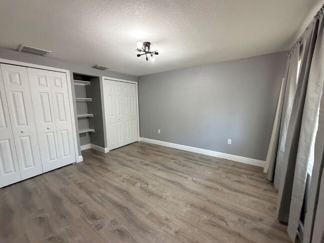 Building Photo - "Spacious 4-Bedroom Retreat with 2 Full Baths in Beautiful Seminole!"