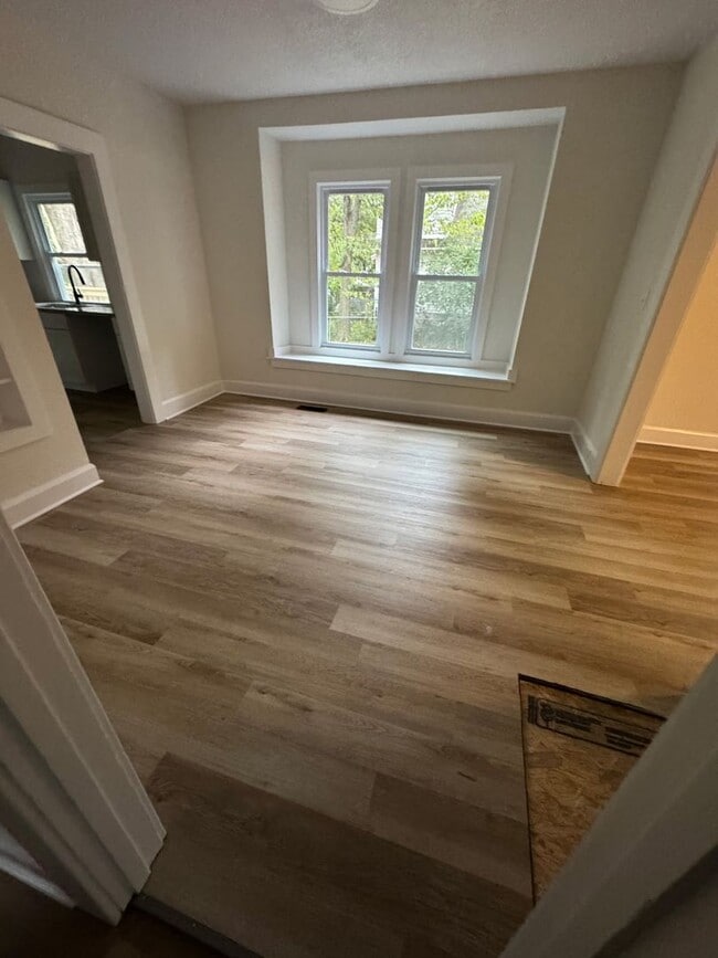 Building Photo - 4 bed 2 bath House