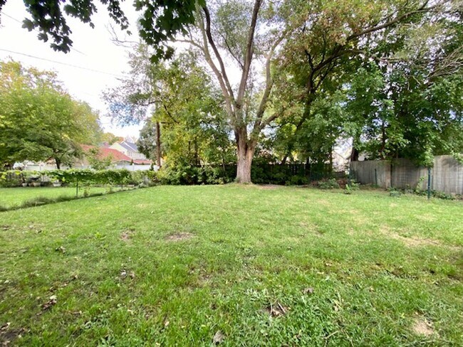 Building Photo - 1243 E Walnut St