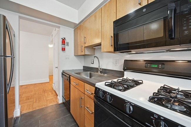 Building Photo - 2727 Ordway St NW