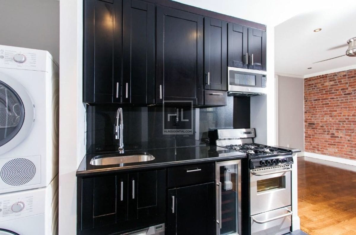 Building Photo - E 100TH ST.