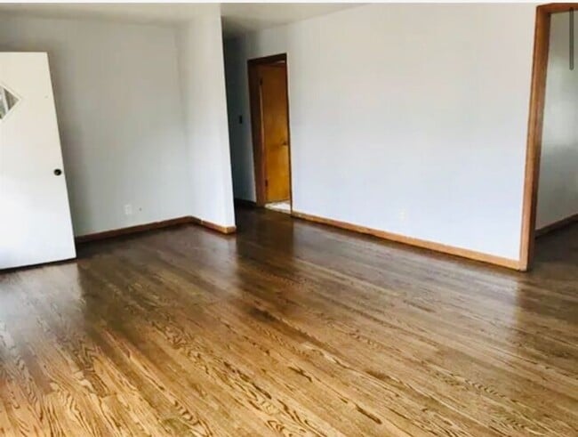 Building Photo - Fenced yard!