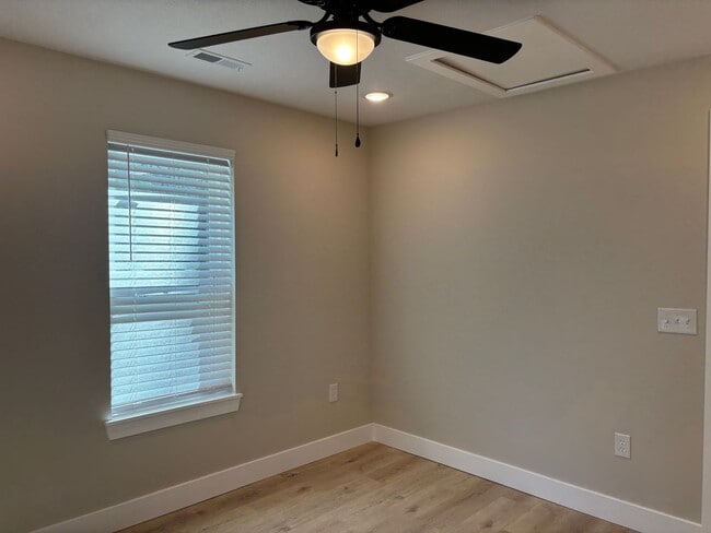 Building Photo - Beautifully Remodeled 2 Bed 1 Bath House