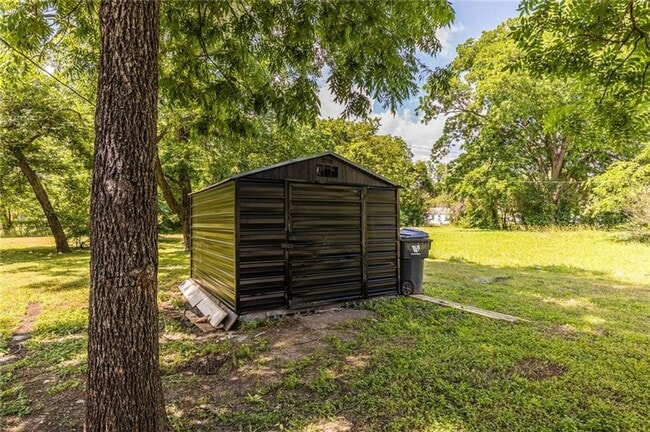 Building Photo - Beautifully remodeled single family home, ...