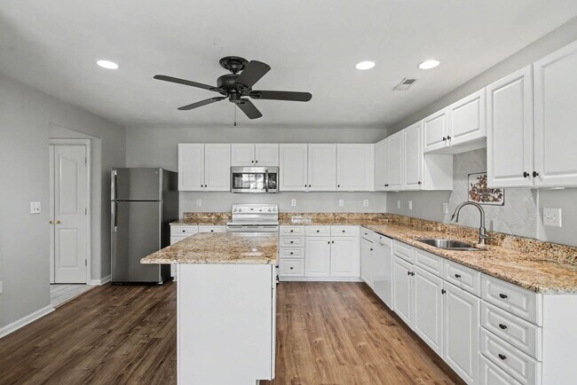 Building Photo - First Floor Primary in Waterford