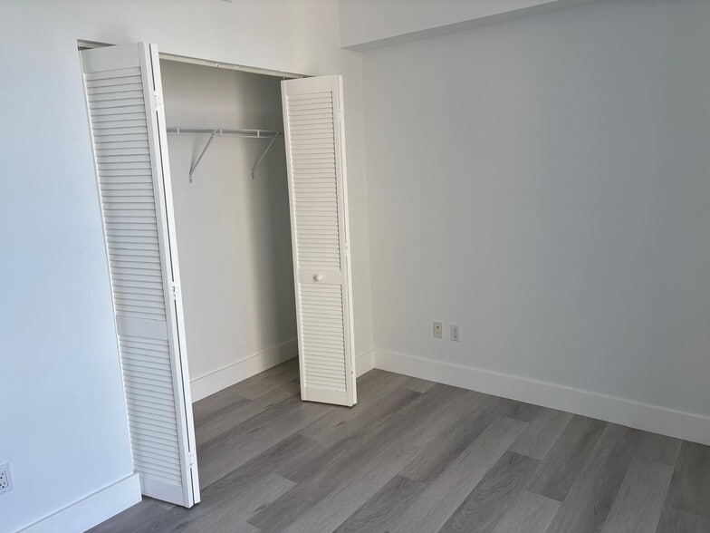 Building Photo - 950 Brickell Bay Dr