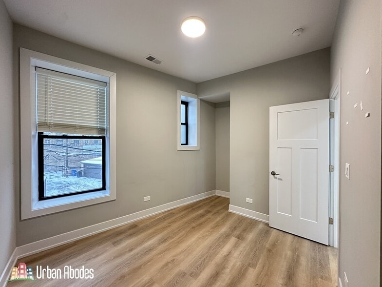 Building Photo - 442 W Belden Ave