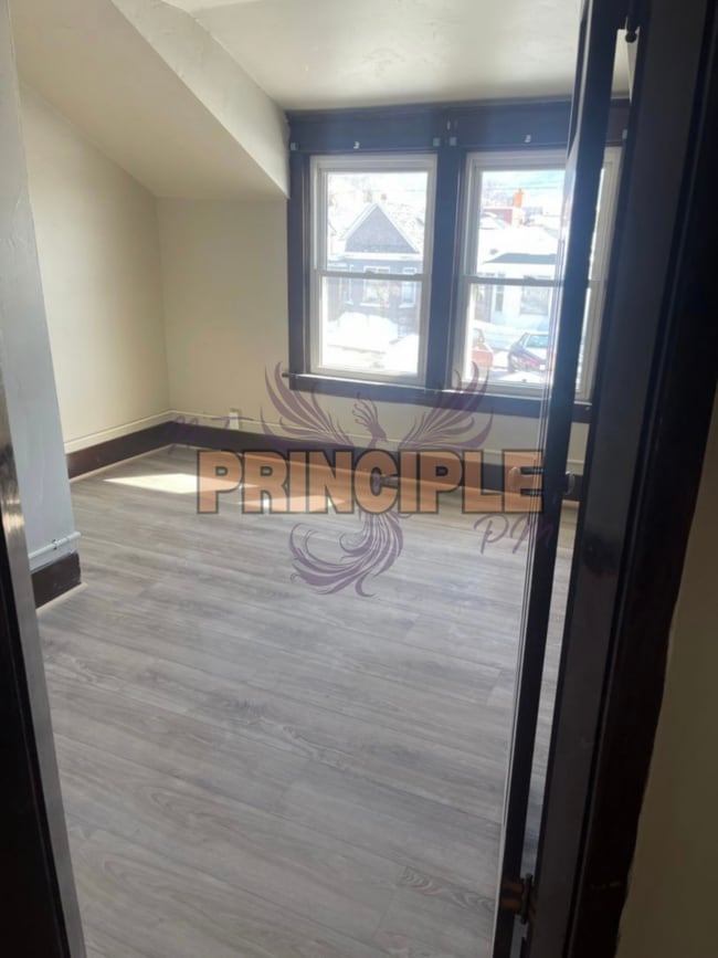 Building Photo - Large renovated house