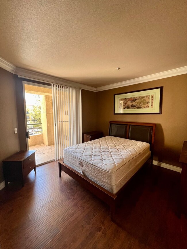 Building Photo - Fully furnished (Short Term Available) / G...