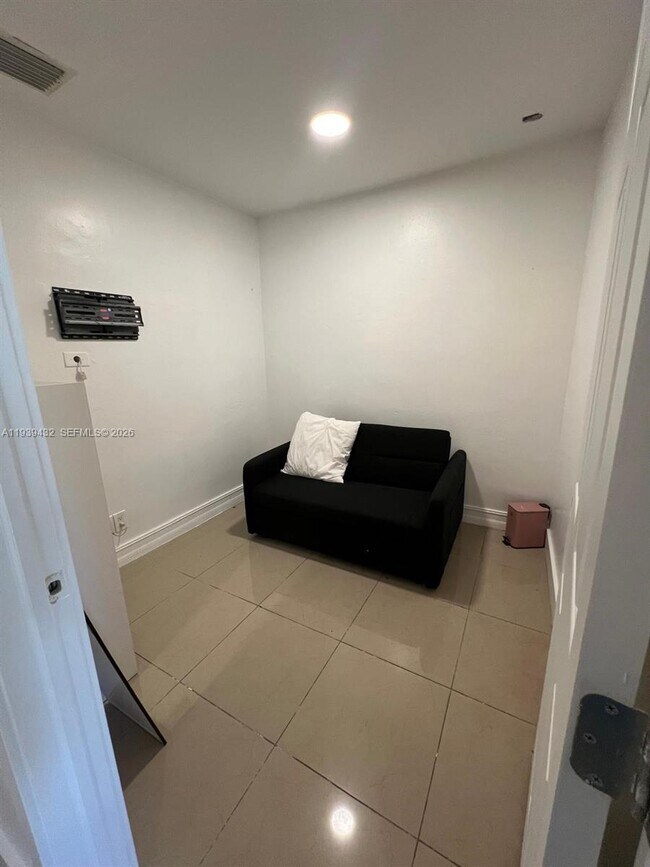 Building Photo - 2920 NW 11th Pl