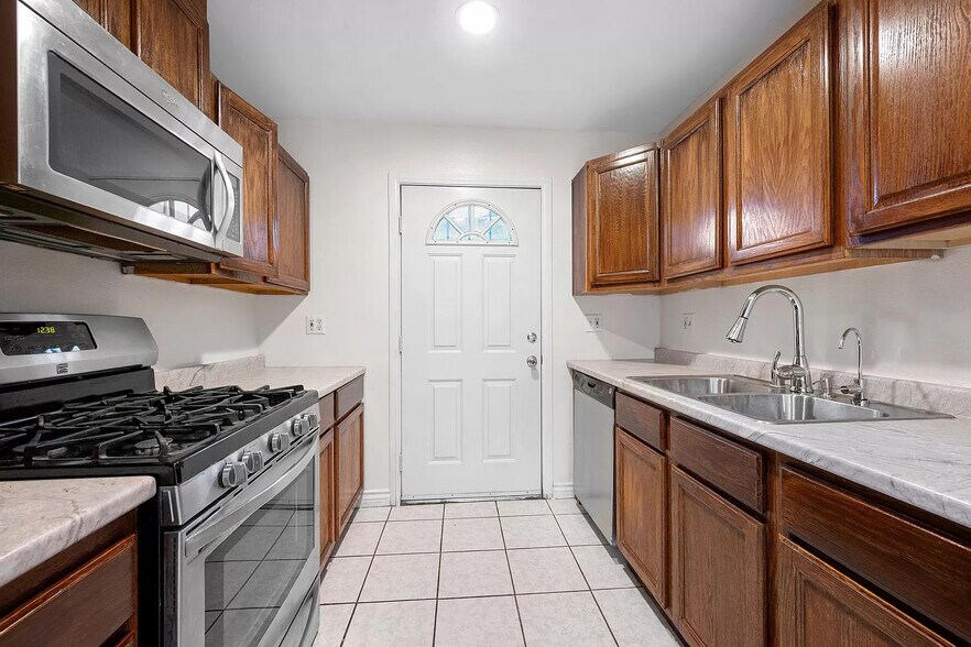 Building Photo - 14012 Sayre St