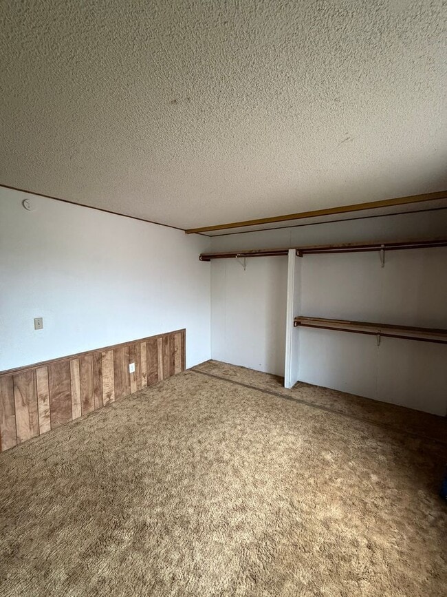 Building Photo - 3 Bedroom with a View!