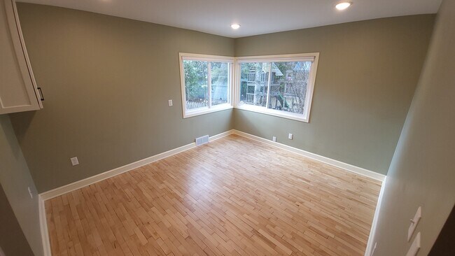 Building Photo - 424 11th St