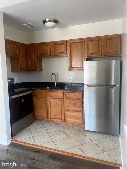 Building Photo - 2330 Glendale Terrace