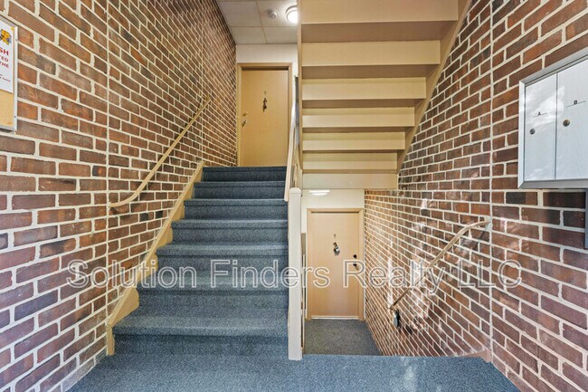 Building Photo - 211 Crocker Dr
