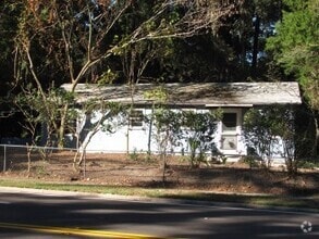 Building Photo - 2/2 house with ceramic tile!