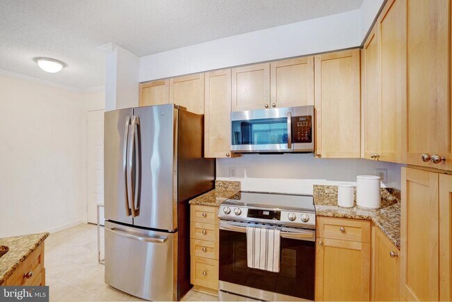 Building Photo - 3101 N Hampton Dr