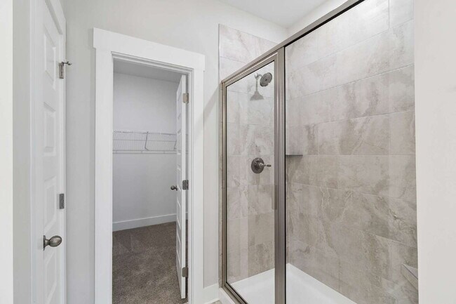 Building Photo - "Charming 3-Bed Townhouse Retreat with 2.5 Baths in Hendersonville's Heart!"