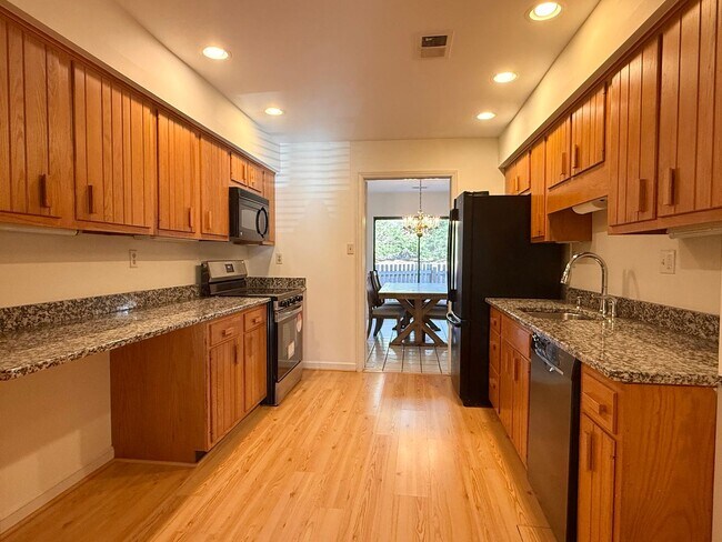 Building Photo - 71 Oak Knoll Dr