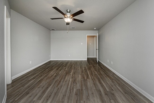 Building Photo - Your perfect escape from the hustle and bustle!