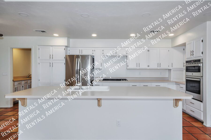 Building Photo - 1150 W Masters Cir