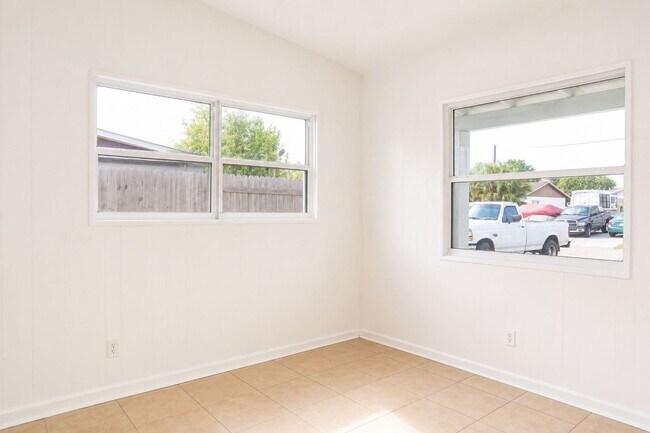 Building Photo - 3 Bedroom, 1 Bathroom Home for Rent in Apollo Beach!