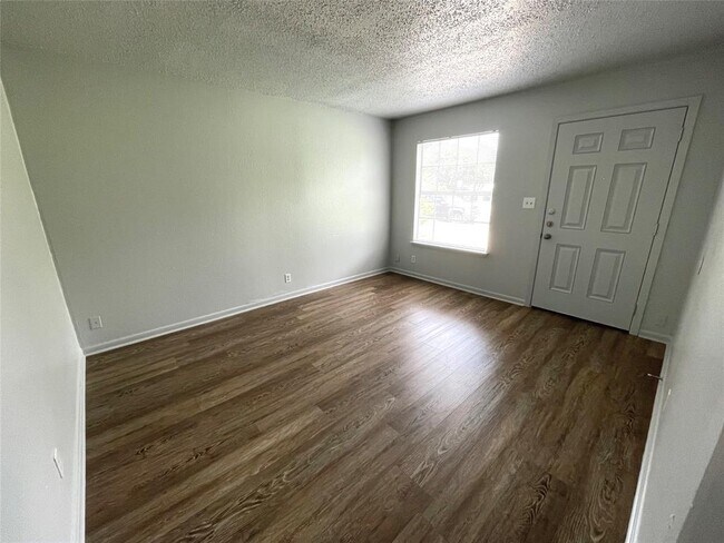 Building Photo - 5900 Glen Meadow Dr