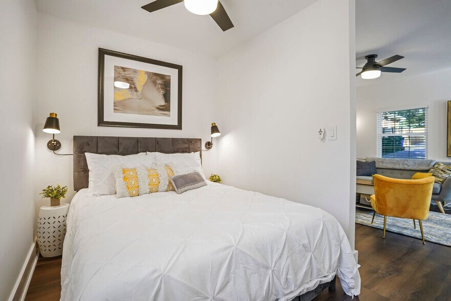 Building Photo - 975 Shadowridge Dr SE