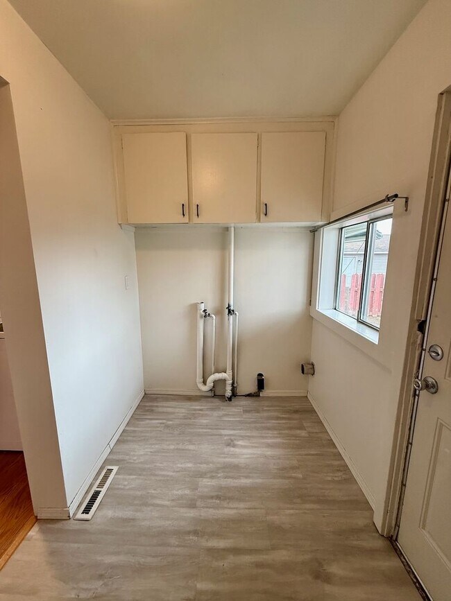 Building Photo - Spacious and Well-Equipped 3 Bed Spokane Home!!