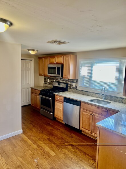 Building Photo - 105 Oak Island St