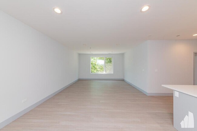 Building Photo - 4 bedroom in Chicago IL 60660