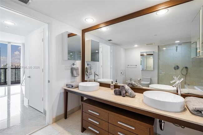 Building Photo - 495 Brickell Ave