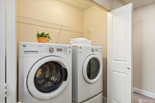 Building Photo - New! 3BD/2.5BTH Modern Townhouse in Greekb...