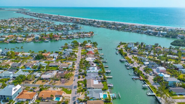 Building Photo - 2910 Alton Dr