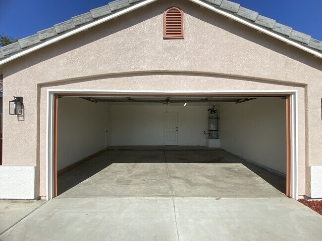 Building Photo - 4 Bed, 2 Bath beautiful home with pool