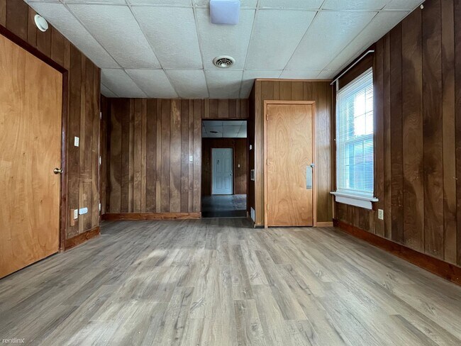 Building Photo - 1 br, 1 bath Triplex - 106 E Main St Apt A