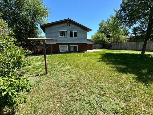 Building Photo - 5 Bed 2 Bath Home with 2 Car Attached Gara...