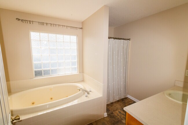 Building Photo - 1802 N Leah Ln