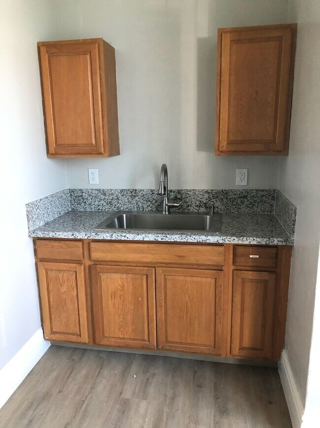Building Photo - Cute & Clean 1 bedroom & 1 Bathroom